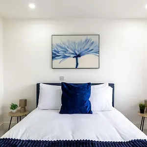 4bed 11 Occupancy Large Flat Elizabeth Line West Flat Free Parking London